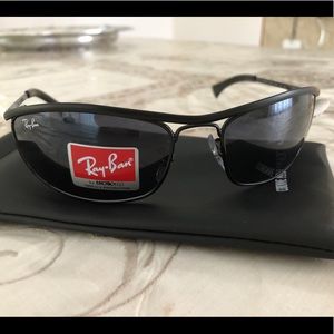 NWT Ray-Bans; comes with a case